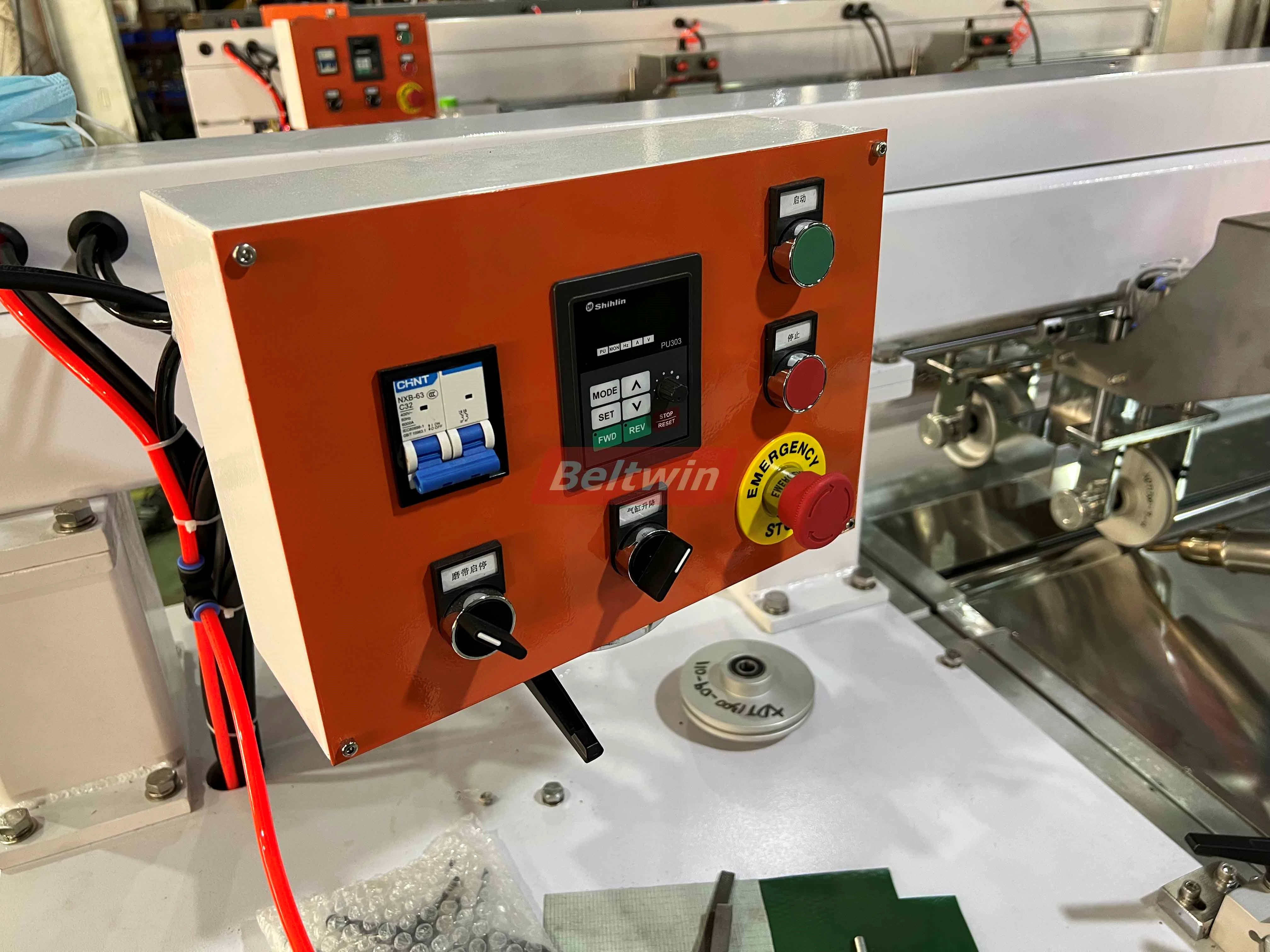 Máquina de Soldadura de Perfis Longitudinais QB1300H-2000H (Versão Europeia)