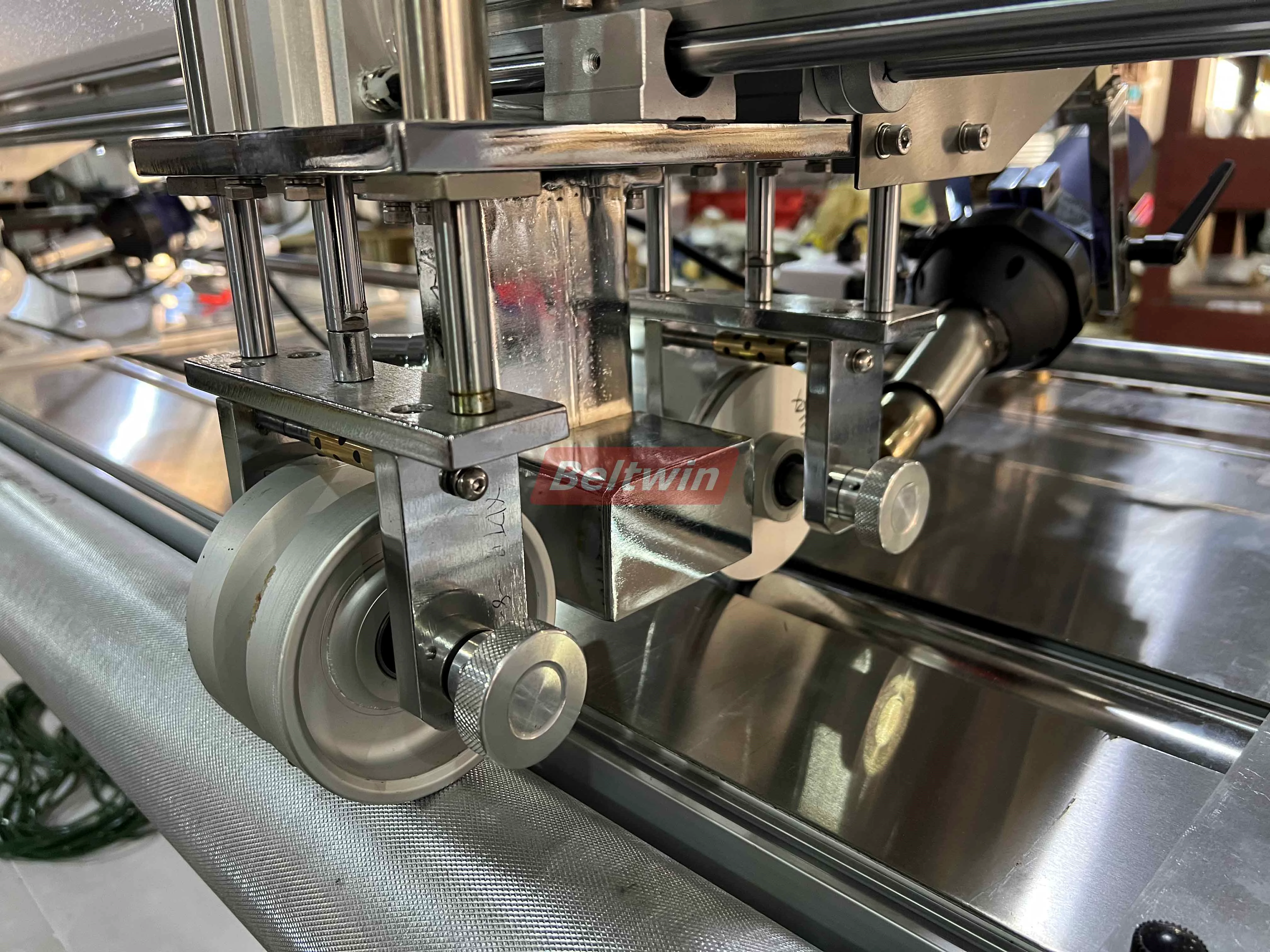 Máquina de Soldadura de Perfis Longitudinais QB1300H-2000H (Versão Europeia)