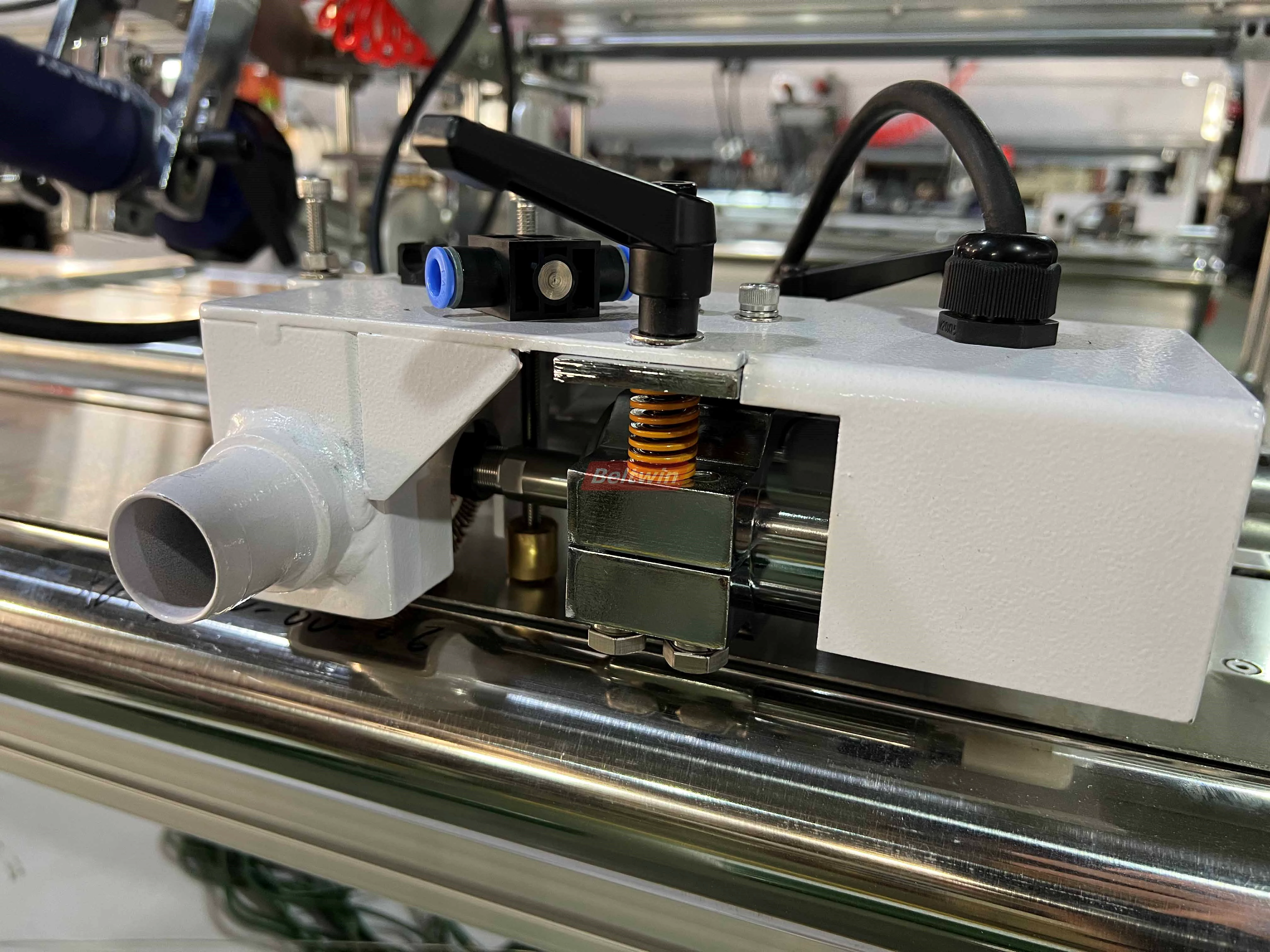 Máquina de Soldadura de Perfis Longitudinais QB1300H-2000H (Versão Europeia)